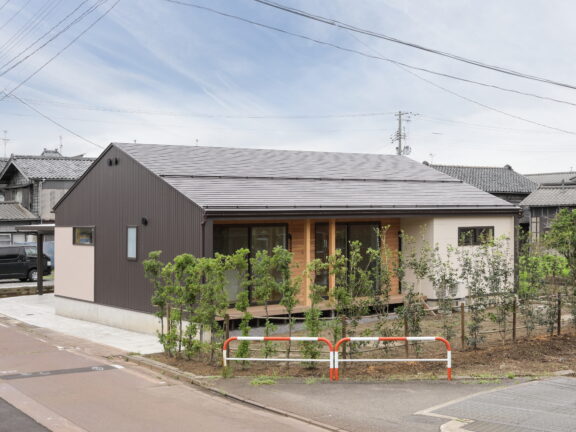 ゆとりの空間が広がる切妻屋根の平屋