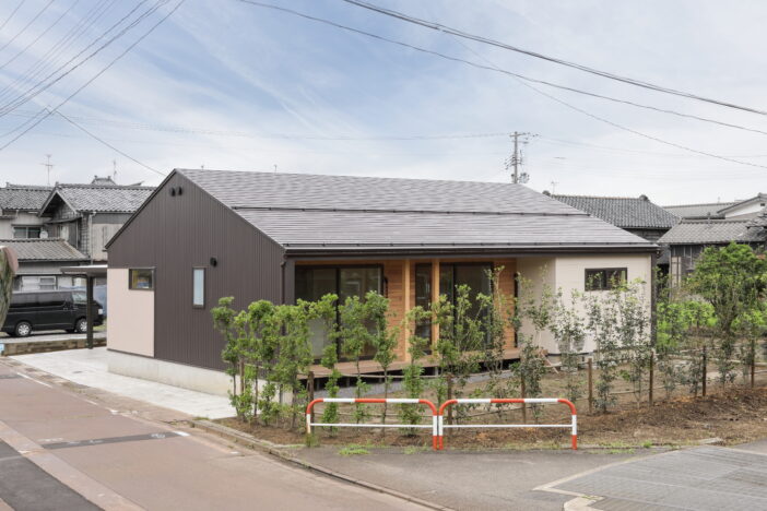 ゆとりの空間が広がる切妻屋根の平屋