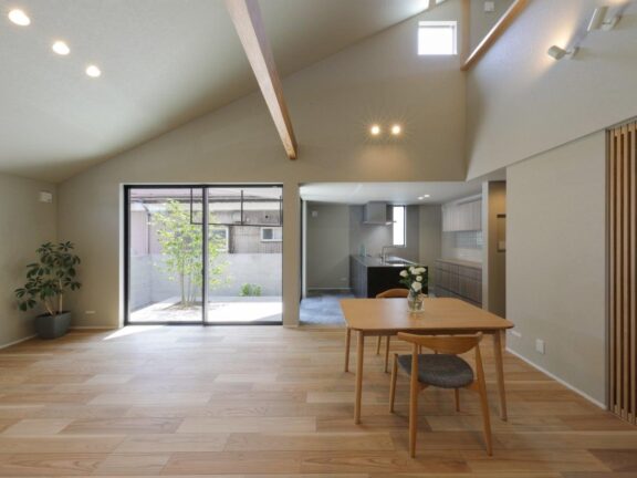 白とセメント色の大屋根の家