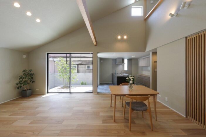 白とセメント色の大屋根の家