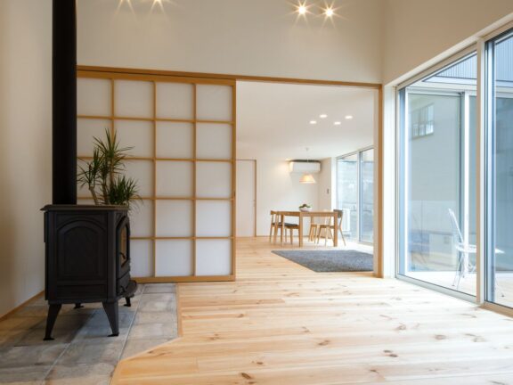 薪ストーブと大屋根の家
