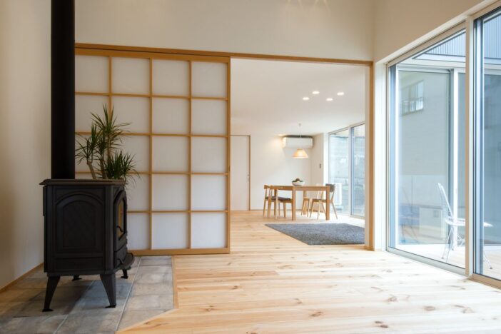 薪ストーブと大屋根の家