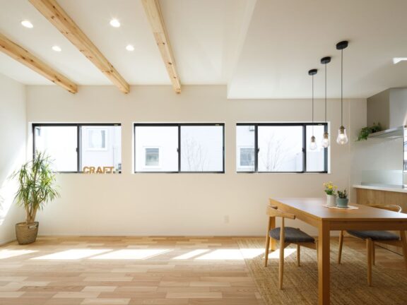 光が注ぐ三連窓と三角屋根の家