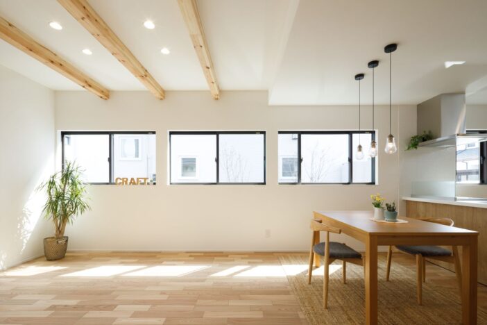光が注ぐ三連窓と三角屋根の家