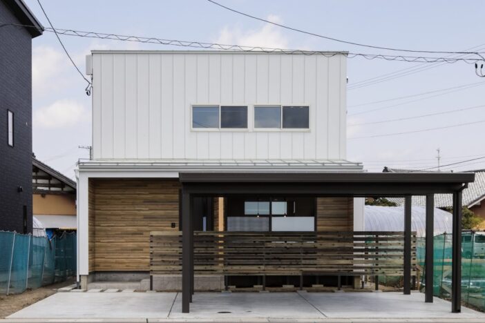 田園風景と調和する白い家