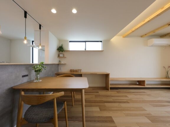 田園風景と調和する白い家