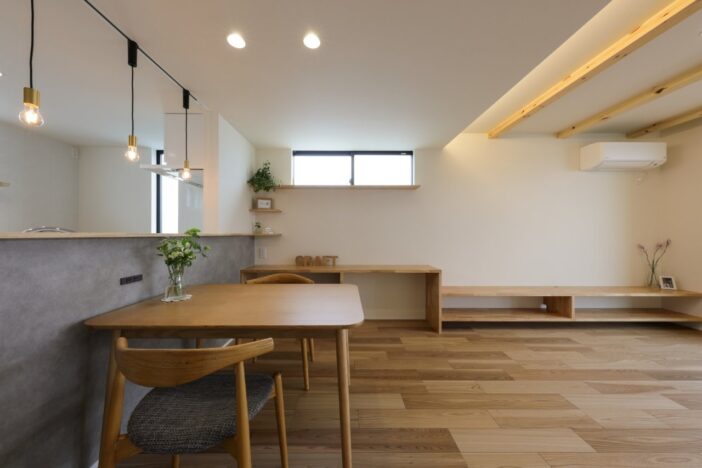 田園風景と調和する白い家